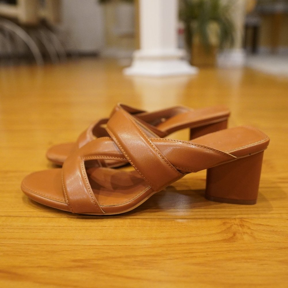 BRAND NEW IN BOX - Rilista Shoes - Size 8.5 - Tan